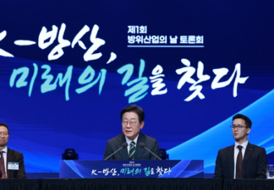 이 대통령 “방위산업, 미래 먹거리…AI·무인 로봇 무기 체계 개발”